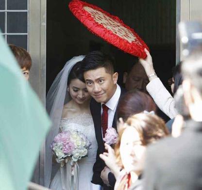 明星的婚纱都是天价？对比杨云才知道，张馨予都算低调