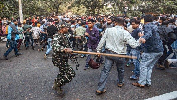 印度爆发内乱！成千上万人聚集闹事，5000兵力上街平乱