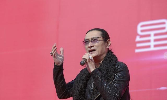 歌手黄安晒照庆祝58岁生日，颜值身材没“掉线”