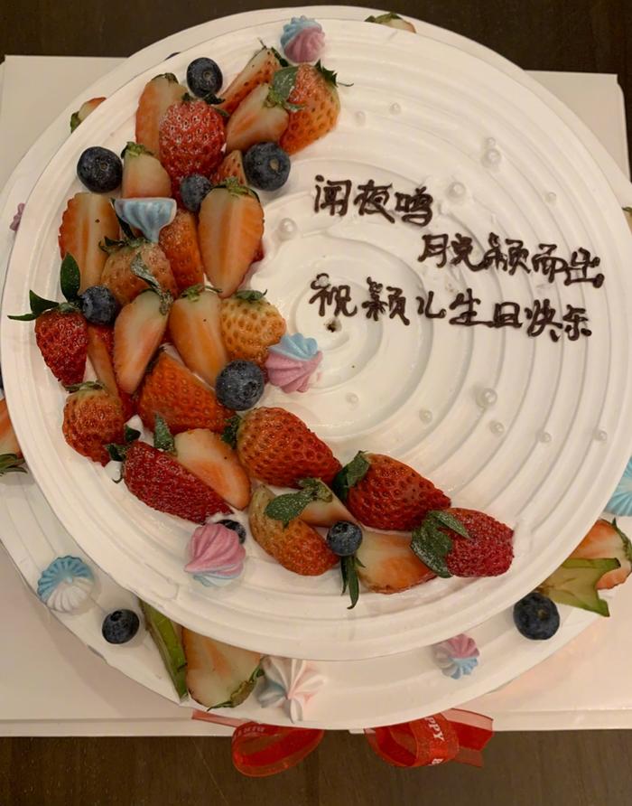 颖儿生日扎根剧组，付辛博带女儿探班，亲手制作蛋糕引围观