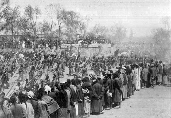 1908年，光绪帝葬礼，沿途百姓被强令下跪，哭的少看热闹的多