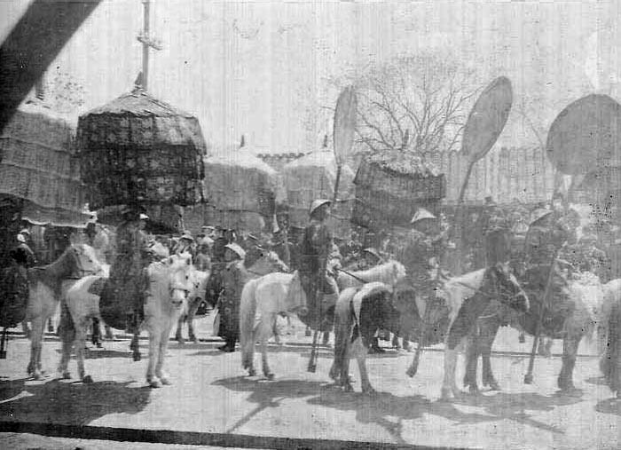 1908年，光绪帝葬礼，沿途百姓被强令下跪，哭的少看热闹的多