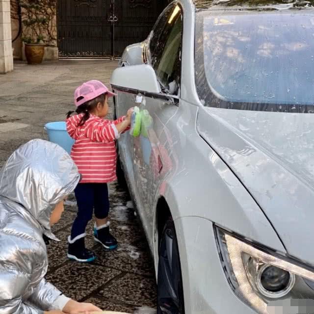 超赞！霍启刚晒一双儿女洗车照，借玩水机会教育孩子要学会珍惜
