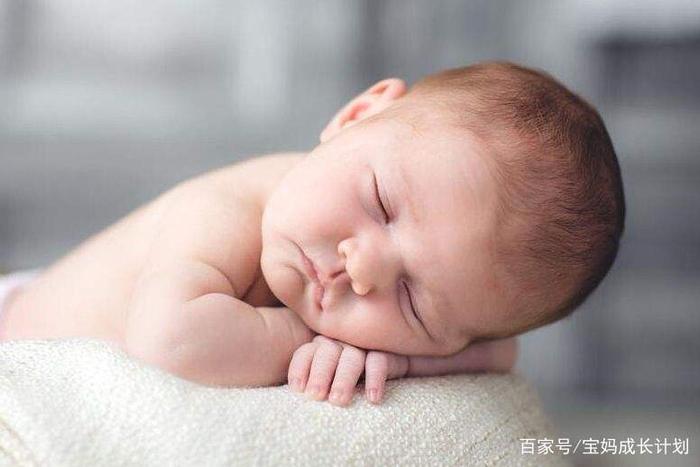 宝宝出生后“没眼睛”，小两口急得团团转，医生却差点笑出了泪！