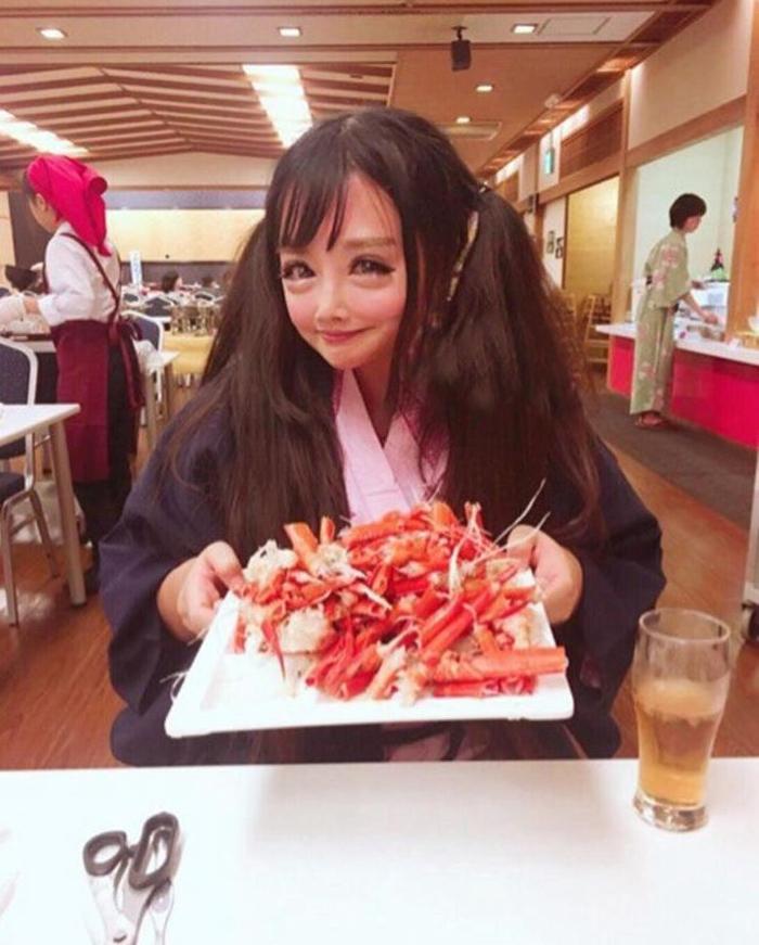日本女孩花600万日元整容成大眼萝莉，眼睛大的让人置信