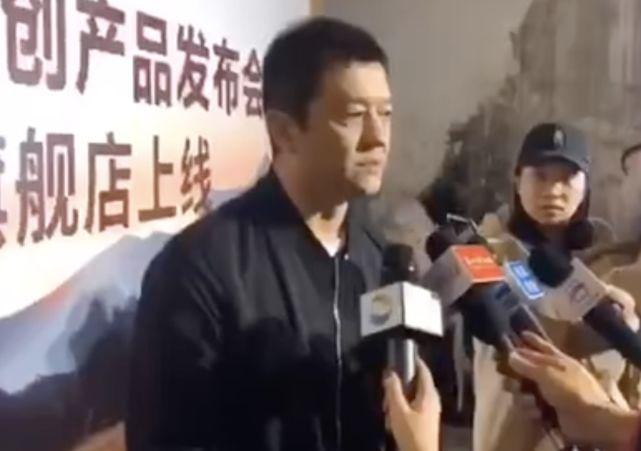 李亚鹏张纪中“笑傲江湖”牌匾下合影，疑要回归娱乐圈复出拍戏！