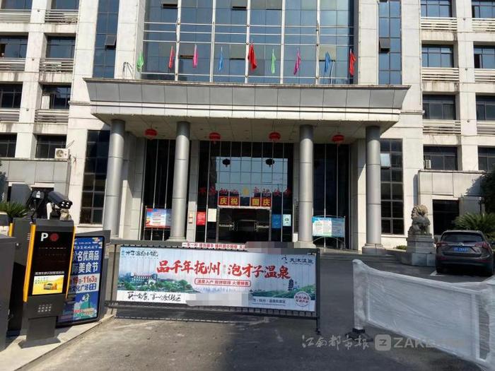 抚州两楼盘广告竟做进主管部门办公区 市民表示不妥