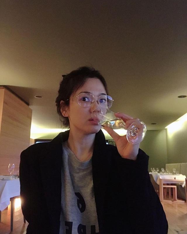 宋慧乔近照颜值创新高！眼镜配西装洋娃娃变酷女，大素颜嫩回20岁