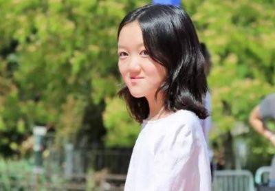 王菲13岁女儿李嫣晒美照，身形纤细浓妆艳抹，国外留学就是不一样