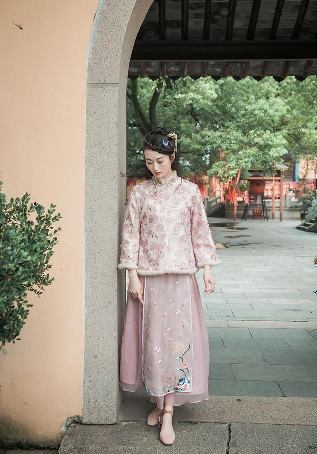 身高不足160的女生，冬天建议“中式小袄+半裙”，美得惊艳时光！