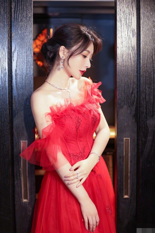柳岩一身红色纱裙出席活动，露美背香肩气质优雅迷人