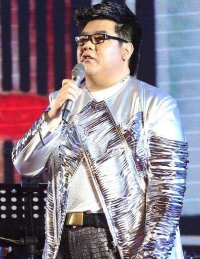 星光大道盲人冠军杨光近况，11年后户外演唱，比当年瘦了面带沧桑