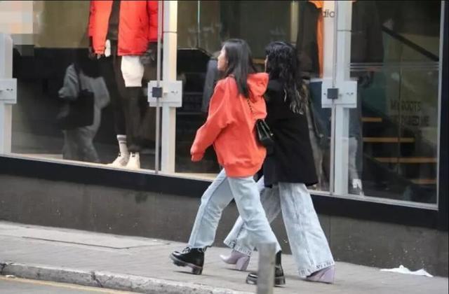 陈奕迅15岁女儿陪妈妈逛街，身高远超徐濠萦，并肩而行如姐妹