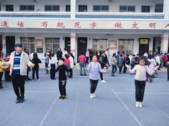 阜南六小教育共同体冬季学生运动会暨“跳绳、踢毽子、拔河”比赛