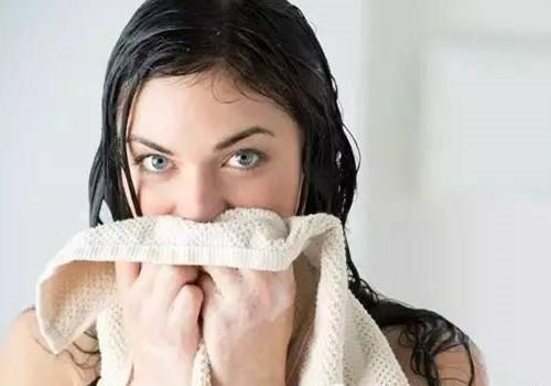 用毛巾洗脸到底好不好？3个洗脸“误区”，可能你每天都在做！