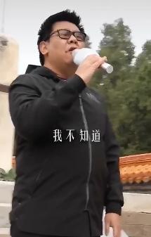 星光大道盲人冠军杨光近况，11年后户外演唱，比当年瘦了面带沧桑