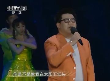 星光大道盲人冠军杨光近况，11年后户外演唱，比当年瘦了面带沧桑