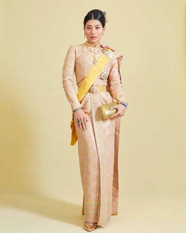 泰王二公主官方肖像照出炉！穿香槟粉裙超会凹造型，深得国王宠爱