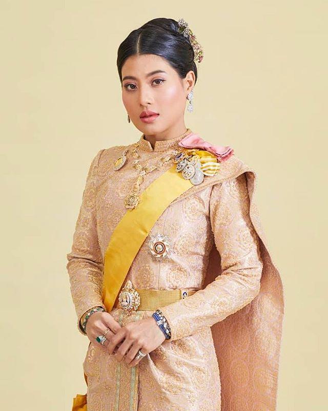 泰王二公主官方肖像照出炉！穿香槟粉裙超会凹造型，深得国王宠爱