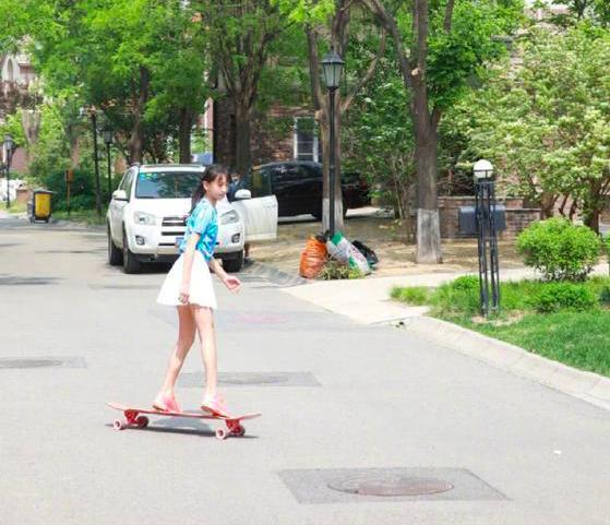 叶一茜女儿超勇敢，田亮带儿女玩滑板用脚撑地，森碟却身姿轻盈