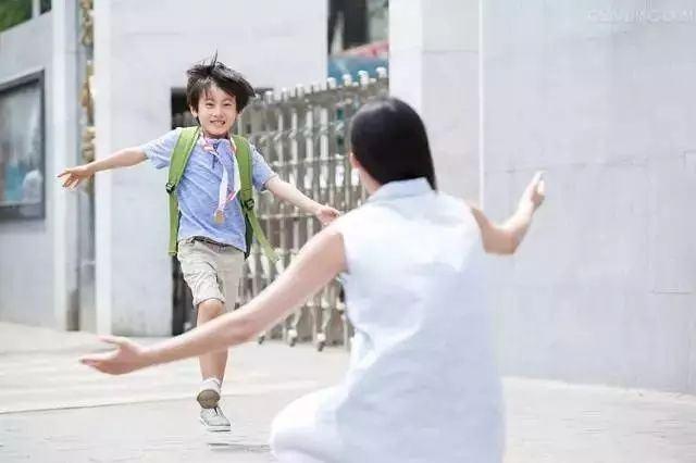 幼儿园放学，爸爸“接驾”迟到五分钟，三胞胎女儿大发雷霆之怒