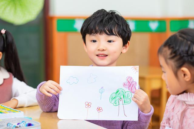 孩子做手抄报，父母别帮忙，学会放手才是真正爱孩子