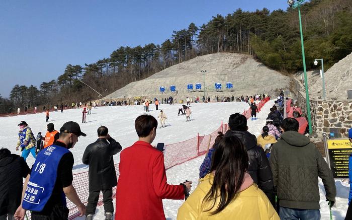 大明山雪季狂欢节风趣一幕 山上滑雪热身 山下暖锅乐胃