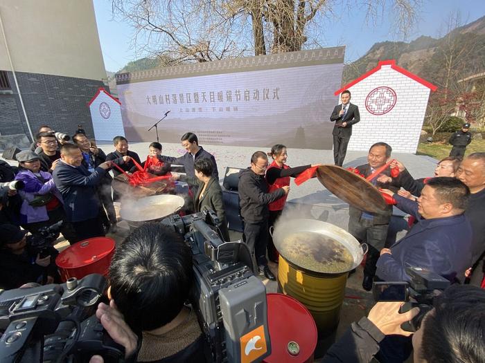 大明山雪季狂欢节风趣一幕 山上滑雪热身 山下暖锅乐胃