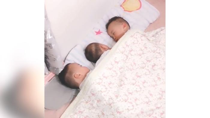 三胞胎终于睡着了，妈妈掀开被子看到这幕，瞬间心都融化了