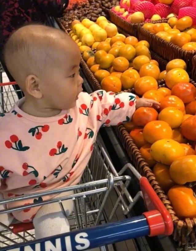 孩子超市乱捏水果，妈妈一个“爱的教训”引人称赞：最高级的修养