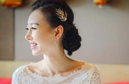国足功臣范志毅，一生结3次婚，现任是小18岁芭蕾舞者，人生赢家