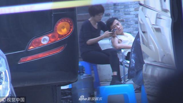 马伊琍探班文章手搭在他肩膀上，文章一脸生无可恋烦得要死的表情