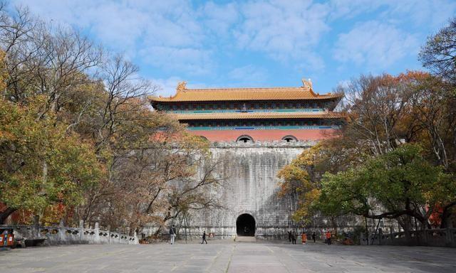 这条小道仅600米长，被誉为南京最美秋色，游客愿花60门票来拍照
