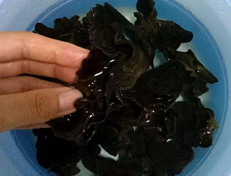 山西过油肉家常做法，直接下锅炸是不对的，牢记1招，味美还不腥