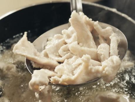 山西过油肉家常做法，直接下锅炸是不对的，牢记1招，味美还不腥