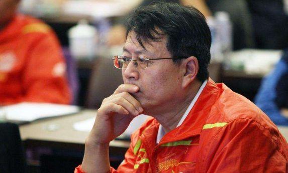 国乒对阵新加坡老将，场外教练引争议，曾为国乒功勋教授！