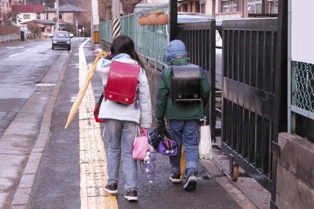 日本小孩从来不会给老人让座，自己也不主动抢座位，原因是这样的
