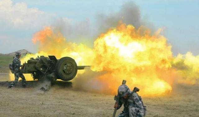 超轻型122mm榴弹炮：解放军122mm榴弹炮家族新成员重量不足2吨