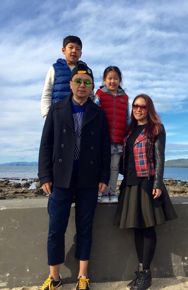郭涛52岁生日，石头穿卫衣快和爸爸一样高，小17岁娇妻才更潮