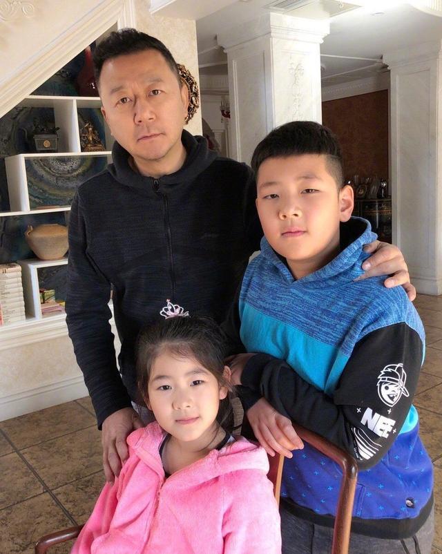 郭涛52岁生日，石头穿卫衣快和爸爸一样高，小17岁娇妻才更潮