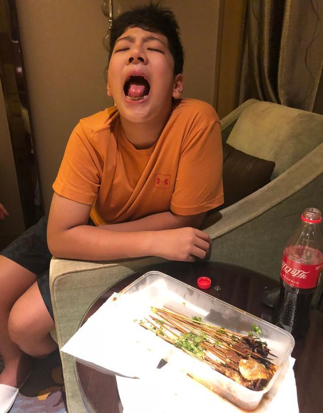 郭涛52岁生日，石头穿卫衣快和爸爸一样高，小17岁娇妻才更潮