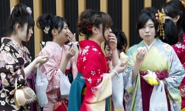 为何日本女性穿和服时不能穿内衣，除了方便之外，还有另一个目的