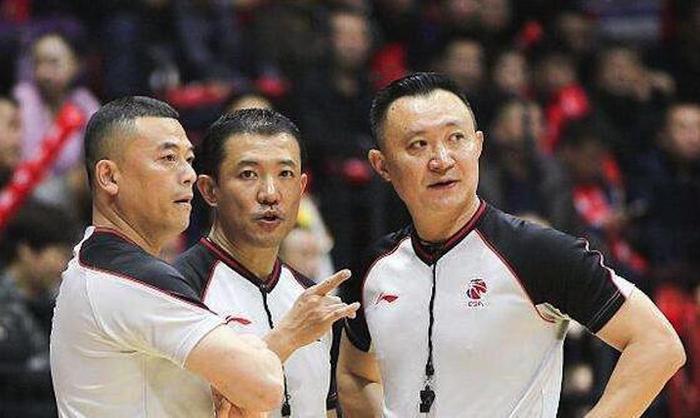 CBA再现“汪梅”式争议，1.4秒打了4分钟，裁判赢了，姚明输了！