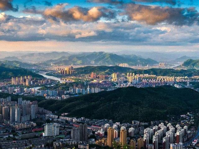 比如锦州被誉为“进出东北的大门”，旅顺市在清朝建有军事基地