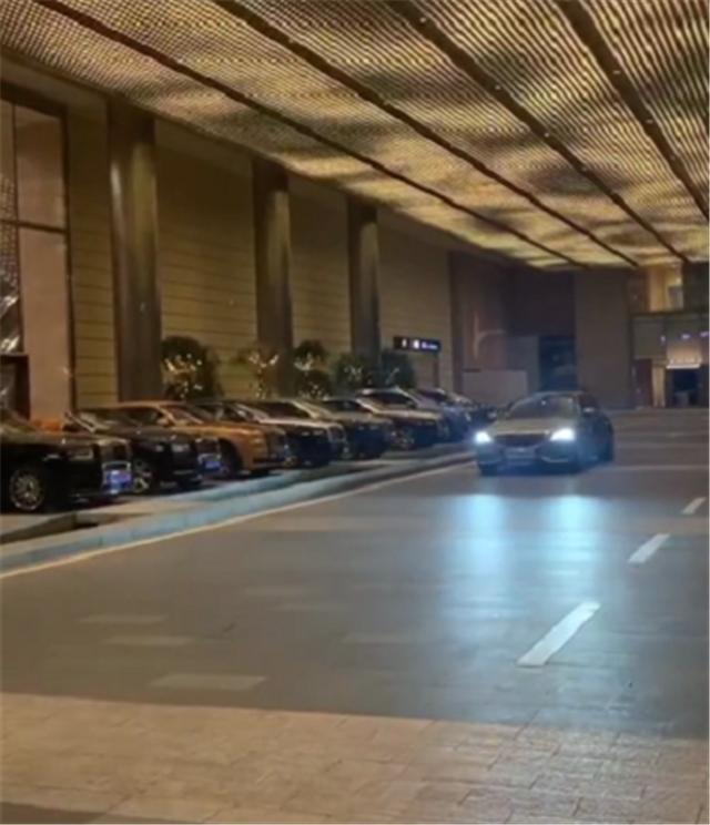 迈巴赫现深圳一高档商城，地面车位上全豪车，车价低于百万不能停