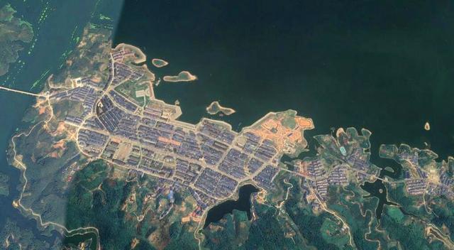 湖南怀化洪江市唯一的全国重点镇，位于水库边，场镇是全新的