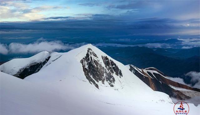 庞大的阿尼玛卿雪山，黄河源头最大的山，顶峰面积像一个球场