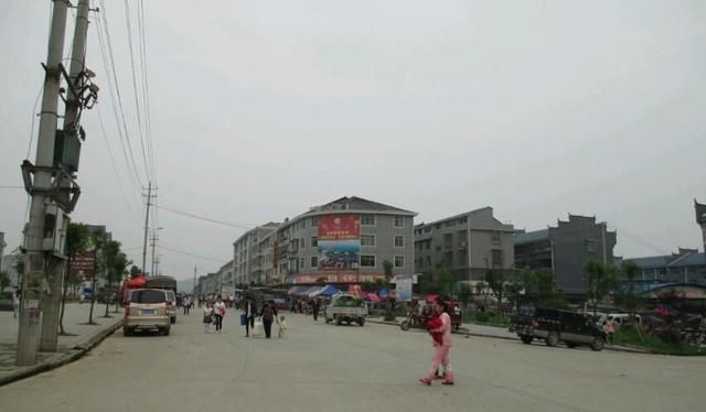 湖南怀化洪江市唯一的全国重点镇，位于水库边，场镇是全新的