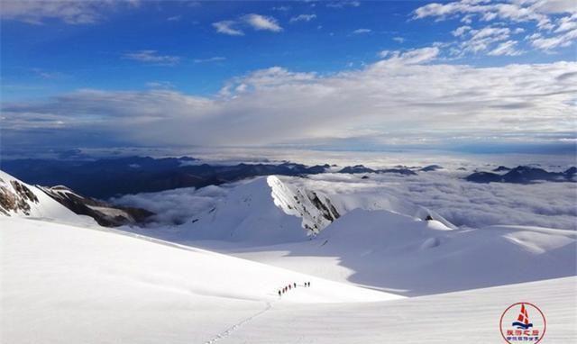 庞大的阿尼玛卿雪山，黄河源头最大的山，顶峰面积像一个球场