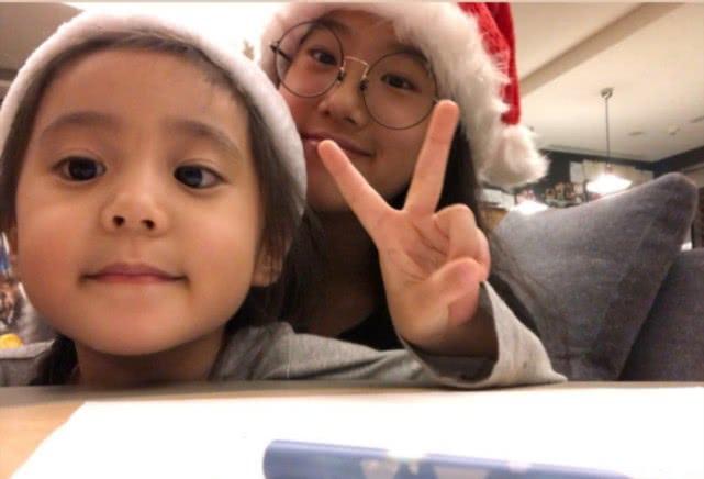 梧桐妹晒与妹妹新合照，姐妹俩戴着圣诞帽，一个像爸爸一个像妈妈